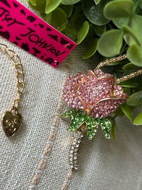 Betsey Johnson Pink Crystal Rose Pendant Necklace 🌹🆕🌹
